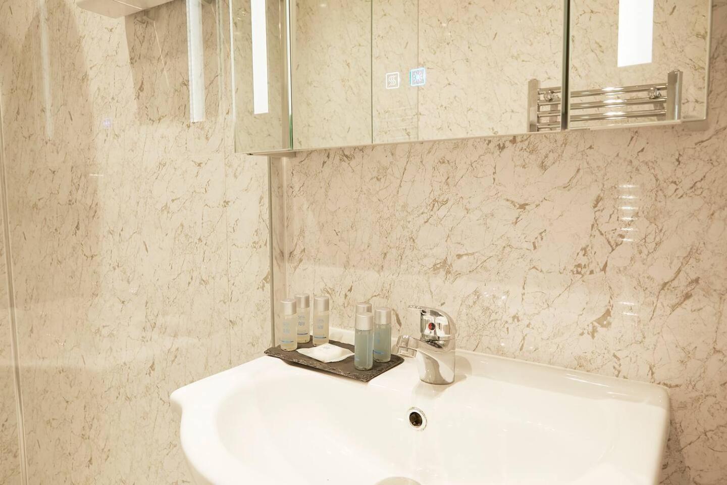 Sea View Serenity Breath Taking Sea View Sleeps 4 Скарбъро Екстериор снимка